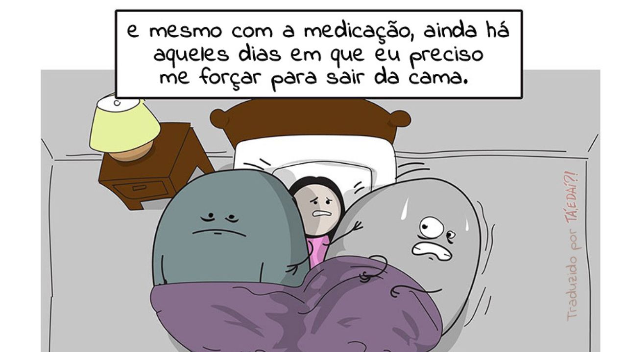 Ilustração de uma pessoa deitada na cama com os personagens da ansiedade e da depressão ao lado. Texto: 'E mesmo com a medicação, ainda há aqueles dias em que eu preciso me forçar para sair da cama