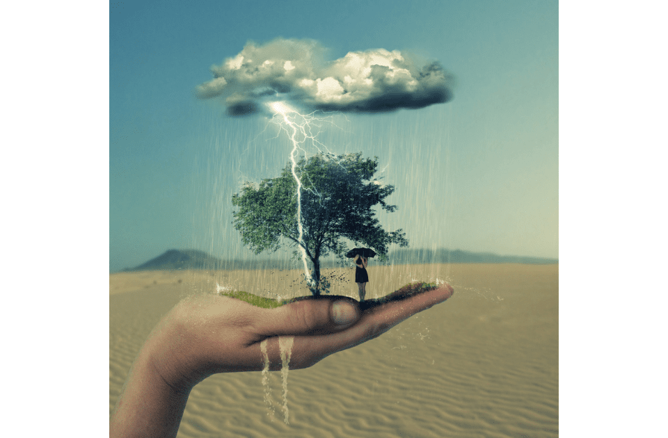 Uma mão segurando uma pequena paisagem com uma árvore, um guarda-chuva e uma nuvem de tempestade, contrastando com o deserto ao redor representando o tratamento para o transtorno do panico