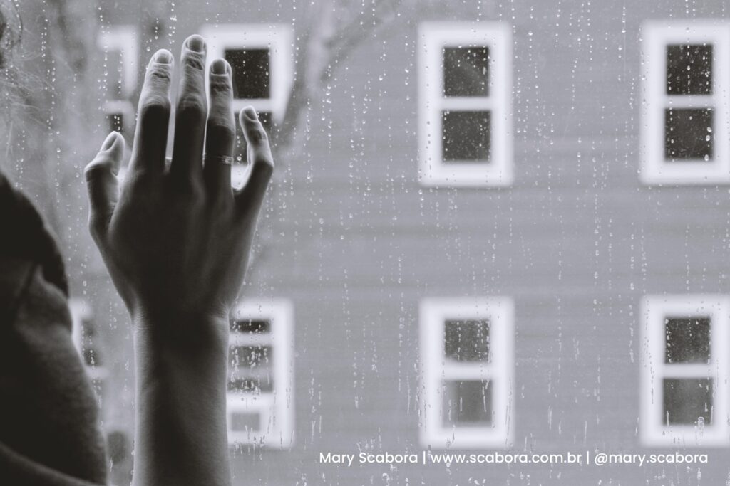 Como identificar a depressão ao seu redor imagem de mão feminina sobre uma janela molhada de chuva texto Prevenção ao suicídio