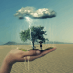 Uma mão segurando uma pequena paisagem com uma árvore, um guarda-chuva e uma nuvem de tempestade, contrastando com o deserto ao redor representando o tratamento para o transtorno do pânico