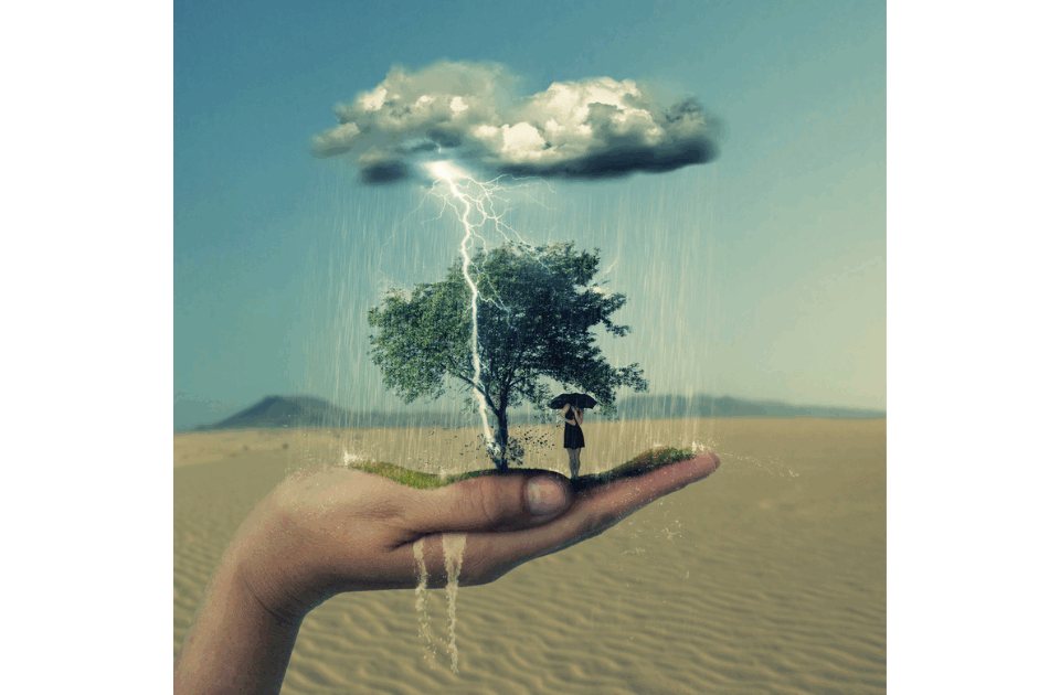 Uma mão segurando uma pequena paisagem com uma árvore, um guarda-chuva e uma nuvem de tempestade, contrastando com o deserto ao redor representando o tratamento para o transtorno do pânico
