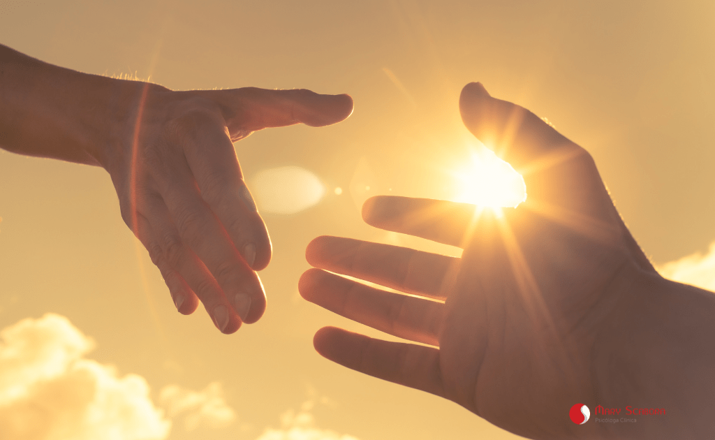 mãos se encontrando com o sol ao fundo para representar a importância do tratamento psicológico