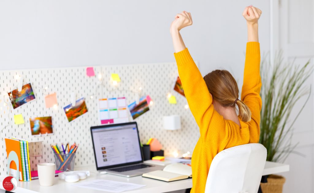 uma pessoa esticando os braços após uma pausa, simbolizando o equilíbrio entre sucesso profissional e autocuidado para evitar cansaço e esgotamento no trabalho