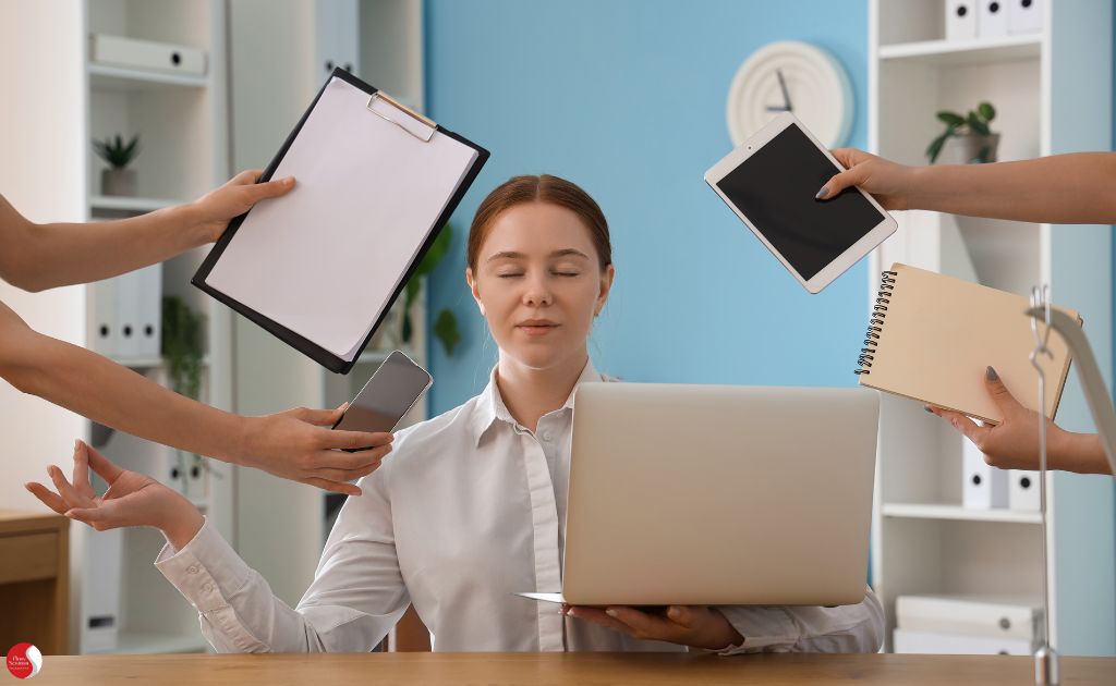 Mulher cercada por tarefas e dispositivos, mantendo a calma, ilustrando como a psicoterapia pode ajudar a lidar com o estresse e encontrar equilíbrio em meio à sobrecarga. E que é possível controlar o estresse de maneira prática e alcançar equilíbrio no dia a dia profissional.