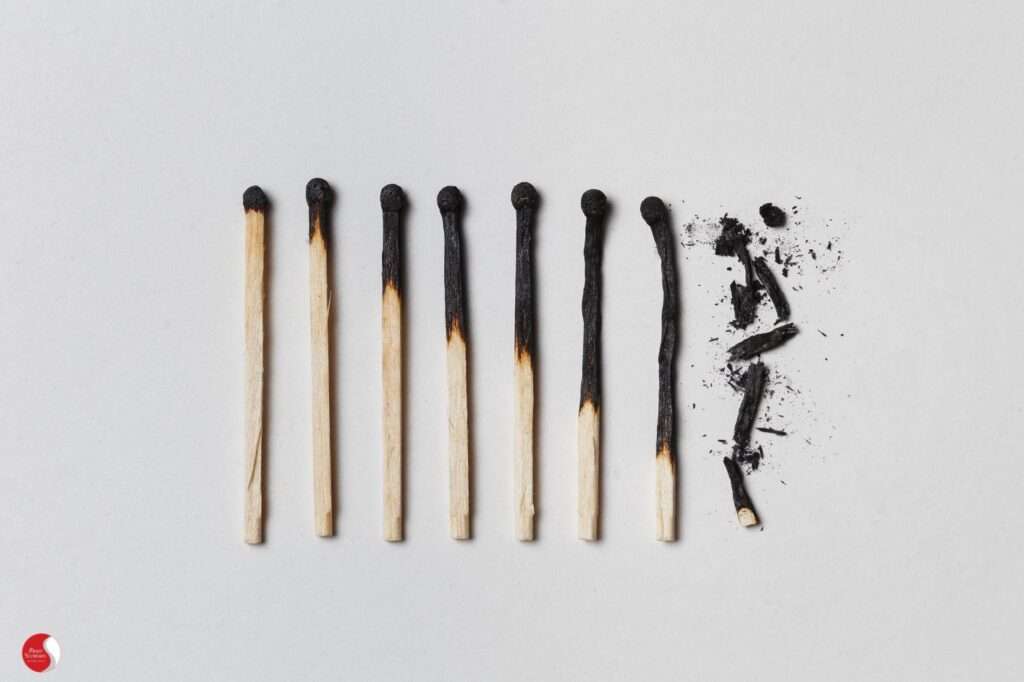 Metáfora visual do esgotamento progressivo representada por palitos de fósforo.