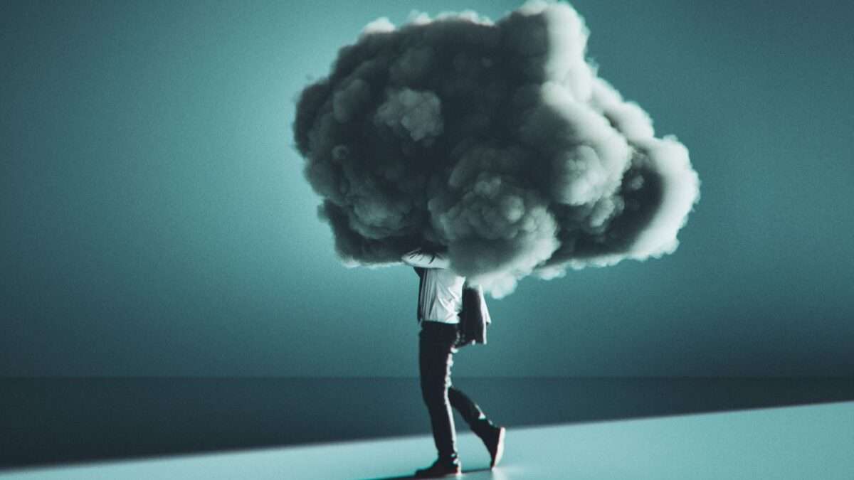 Pessoa carregando a nuvem mental da catastrofização sobre a cabeça