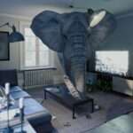 Imagem conceitual de um elefante em uma sala de estar — representando a dor emocional ignorada no cotidiano.