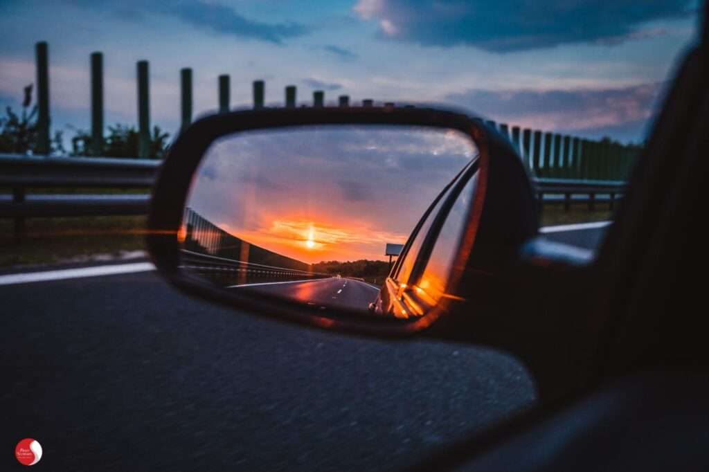mudança interna e transformação pessoal simbolizada por estrada ao entardecer