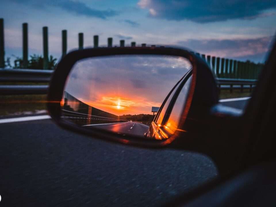 mudança interna e transformação pessoal simbolizada por estrada ao entardecer